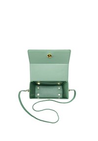 Zielona skórzana torebka z plecionym paskiem, otwartym wierzchem i złotym zapięciem zatrzaskowym. Wnętrze ma gładką teksturę i dwa jasne zapięcia.