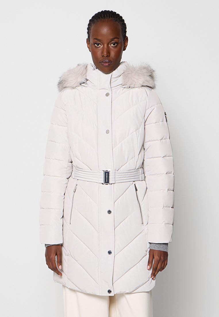 Jasnoszary płaszcz puchowy z kapturem wykończonym futrem, z paskiem w talii i ukośnym pikowaniem. Posiada kieszenie na zamek błyskawiczny oraz zatrzaski.