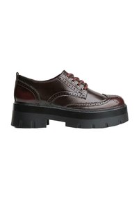 Scarpa brogue in pelle marrone scuro con suola chunky nera spessa e lacci marroni, vista laterale su sfondo bianco.