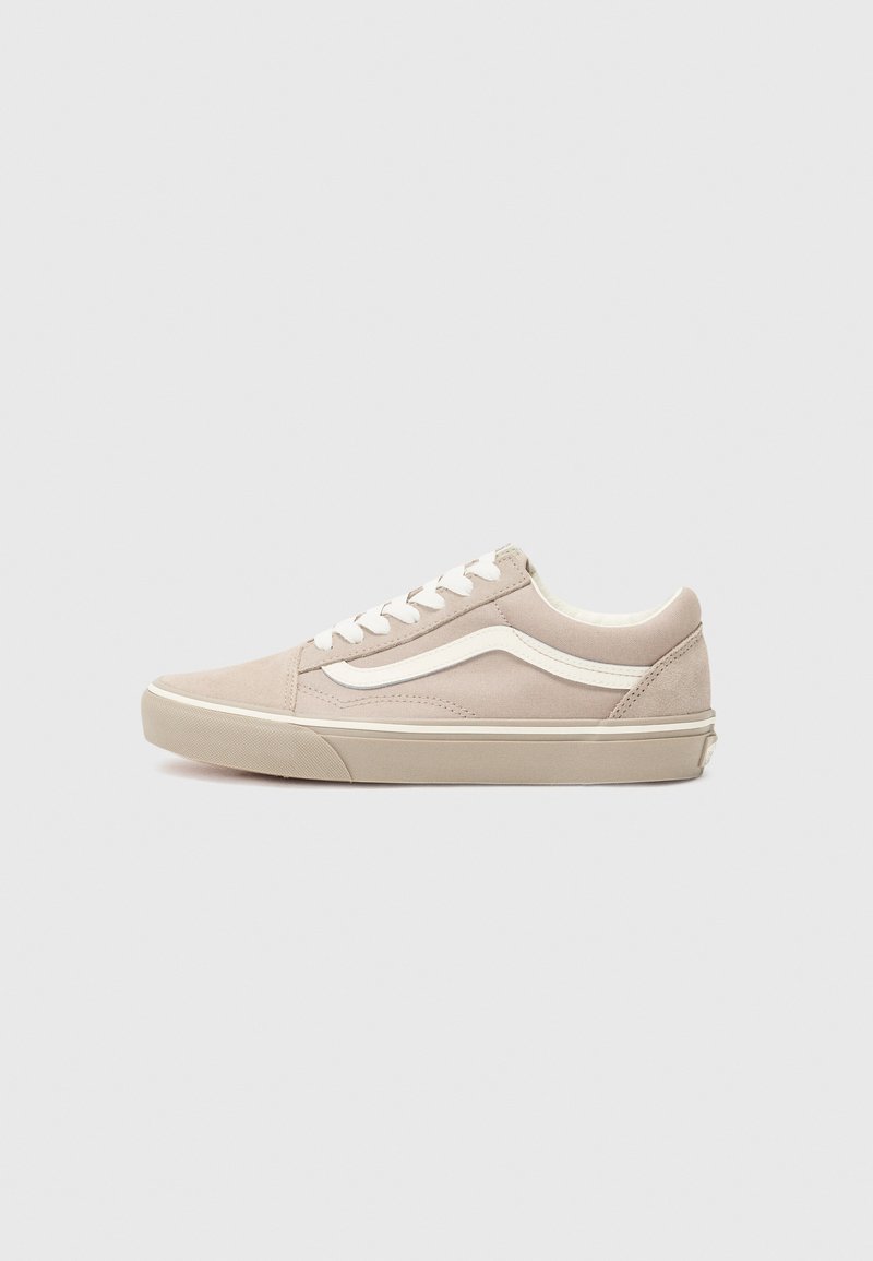 Canvas sneakers i en ljusbeige färg med vita accenter, en platt snördesign och gummisula, med en signatur sidremsa.