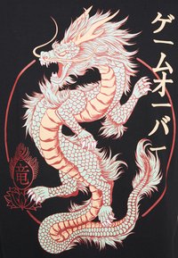 O tecido preto apresenta um design detalhado de dragão em rosa e azul claro com accents de pele branca e texto japonês no lado direito.