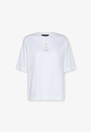 Biała koszulka z krótkim rękawem i okrągłym dekoltem, z trzema małymi, metalicznymi ważkami haftowanymi na środku klatki piersiowej.