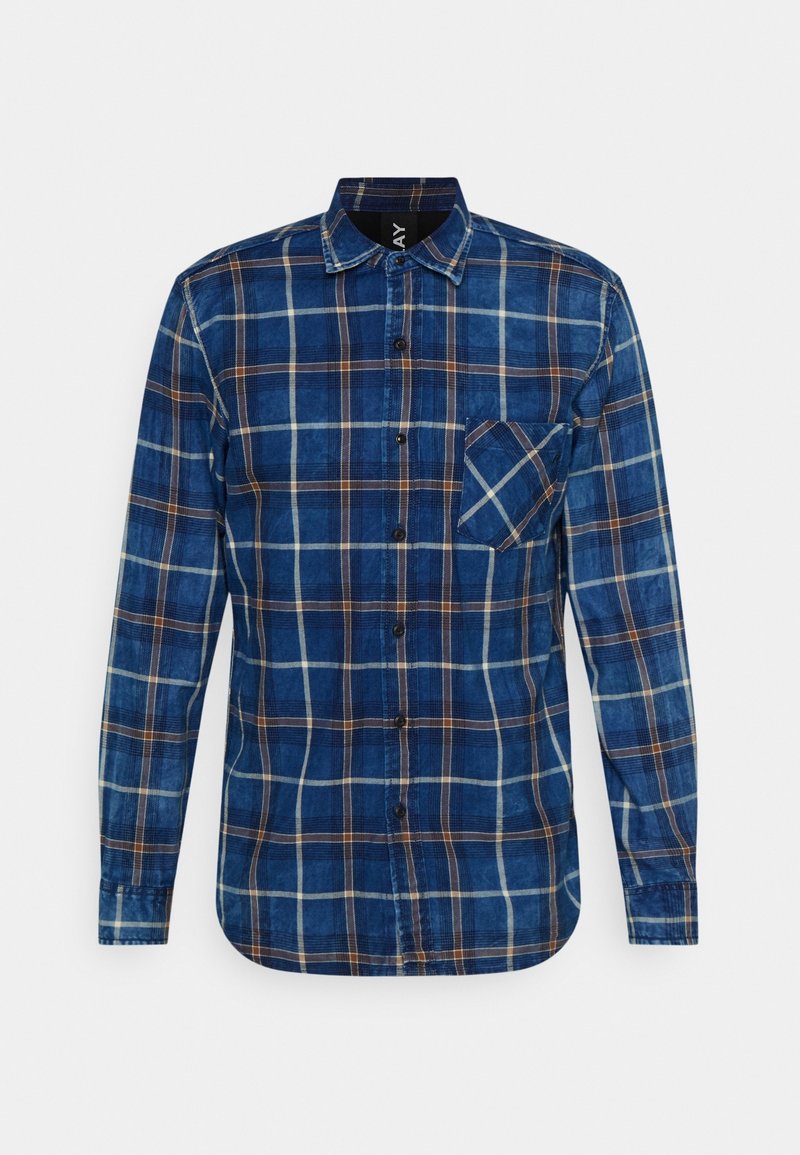 Camisa azul de manga larga con botones, patrón de cuadros en marrón y blanco, y un bolsillo en el pecho colocado en ángulo diagonal en el lado derecho.