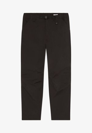 Czarne spodnie o prostych nogawkach z wbudowanym regulowanym paskiem i bocznymi kieszeniami, zaprojektowane do codziennego lub outdoorowego noszenia.