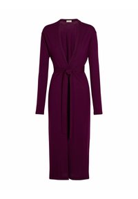 Robe ceinturée en violet profond, fabriquée en tissu doux, dotée de manches longues et d'un décolleté en V avec un design à ouverture frontale.