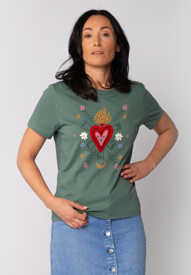 Grünes Baumwoll-T-Shirt mit einem großen roten Herz-Design, verziert mit floralen und flammenartigen Akzenten in Pink, Gold und Grün. Kurze Ärmel, klassischer Schnitt.
