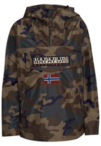 Anorak w kamuflażowym wzorze w odcieniach brązu i zieleni, z zamykaną na zamek boczną kieszenią, dużą łatą z logo oraz akcentem w postaci flagi norweskiej.