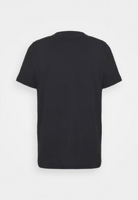 Černé bavlněné tričko s krátkým rukávem zobrazené zezadu na bílém pozadí.