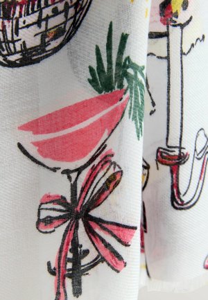 Tissu blanc illustré à la main avec des dessins d'un verre à cocktail rose, d'une plante verte et d'un ruban, avec des contours noirs et des accents vifs.
