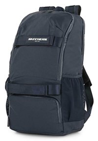 Mochila azul marino con correas acolchadas para los hombros, bolsillos laterales de malla, compartimento frontal con cremallera y un logo prominente de Skechers. Material duradero.