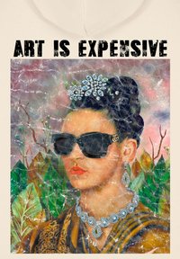 Illustration d'une femme portant des lunettes de soleil foncées, ornée d'une couronne de fleurs et de bijoux. L'arrière-plan présente des feuilles vertes et un fond coloré et texturé.