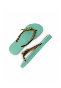 Des tongs vert menthe avec des semelles texturées, des sangles brunes ornées d'un accent de lézard. Matériau en caoutchouc, design plat et construction légère.