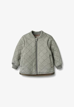 Zöld, steppelt dzseki elején cipzárral, bordázott gallérral és mandzsettákkal. Oldalzsebekkel és gyémántmintás texturált díszítéssel.