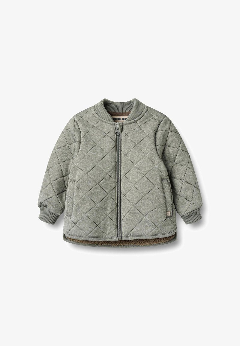 Grøn quiltet jakke med lynlås foran, ribbet krave og manchetter. Har sidelommer og teksturerede detaljer i diamantmønster.