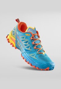 Běžecká obuv s modrým síťovaným svrškem, oranžovými akcenty, žlutou mezipodešví a texturovanou gumovou podešví s vyčnívajícími výstupky.