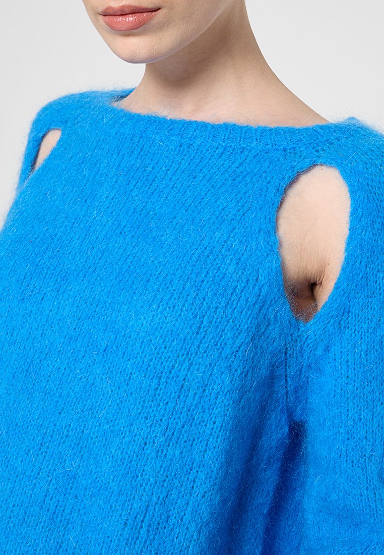 Pullover blu brillante a maglia con spalle aperte, caratterizzato da una finitura texturizzata e pelosa e un ampio scollo a barca.