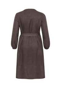 Brun, långärmad klänning med bälte i midjan, med en rak siluett och en subtil texturerad tyg, presenterad framifrån.