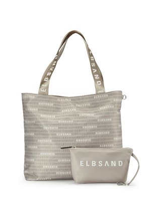 Beige Tragetasche mit wiederholtem „ELBSAND“-Schriftzug und kleinem passenden Reißverschluss-Etui mit weiß gedrucktem „ELBSAND“ und Handgelenksriemen.