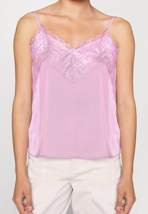 Camicetta di raso rosa con delicata rifinitura in pizzo lungo il scollo, caratterizzata da spalline sottili e regolabili e una vestibilità rilassata. Texture liscia.