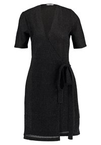 Schwarzes, figurbetontes Wickelkleid mit kurzen Ärmeln, gefertigt aus einem schimmernden, strukturierten Stoff. Mit gebundenem Taillengürtel und einem tiefen V-Ausschnitt.
