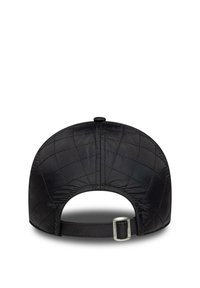Cappello da baseball trapuntato nero con visiera curvata, cinturino regolabile sul retro e finitura testurizzata. Adatto per un abbigliamento casual.