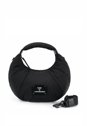 Schwarze halbmondförmige Handtasche mit kurzem Griff und abnehmbarem Schulterriemen, mit einem rechteckigen Logopatch mit der Aufschrift "UNIO X LES VISIONNAIRES".
