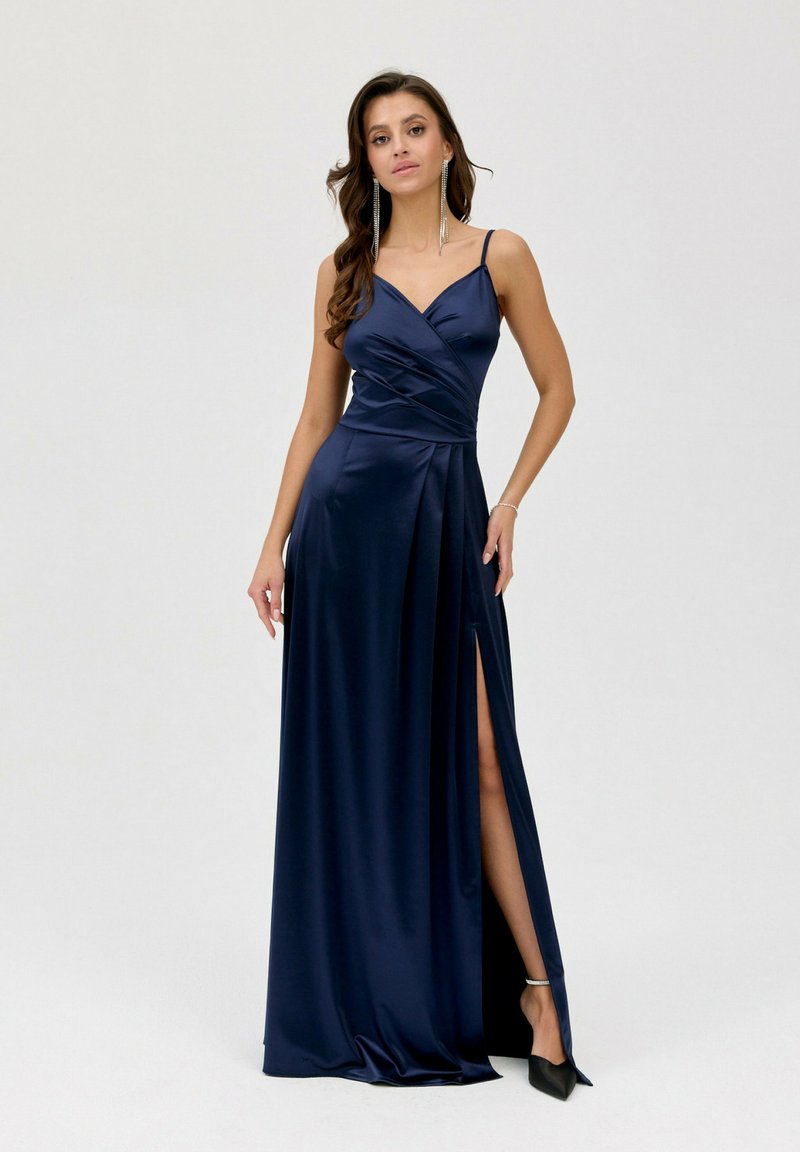 Námořnické saténové maxi šaty s překříženým výstřihem, tenkými ramínky a rozparkem až ke stehnům, které ukazují hladkou texturu a elegantní drapování.