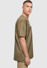 Merchcode DAY-NUMBER 1 HEAVY OVERSIZE - Printtipaita - olive