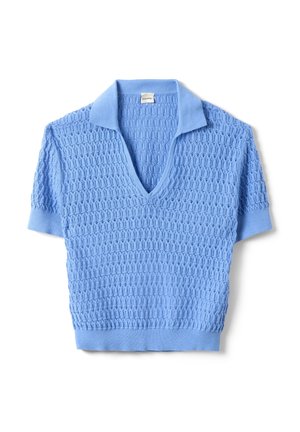 Haut tricoté bleu clair à manches courtes avec motif en ajouré, col en V profond et col rabattu, posé à plat sur un fond blanc.