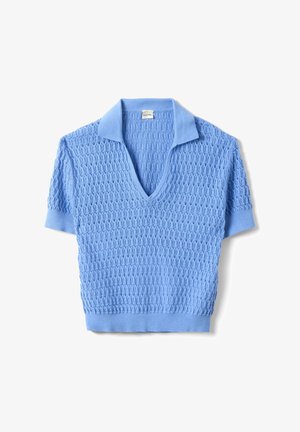 Haut tricoté bleu clair à manches courtes avec motif en ajouré, col en V profond et col rabattu, posé à plat sur un fond blanc.