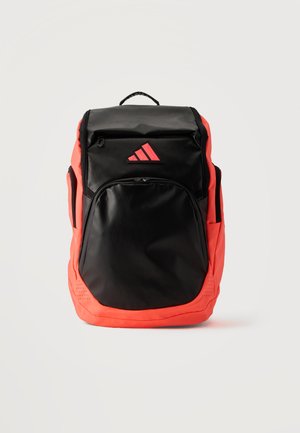Sac à dos noir et rouge vif avec une grande poche avant, une poignée supérieure et un logo rouge sur le panneau avant supérieur.