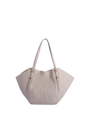Bolso tote de piel beige con correas de hombro ajustables, hebillas doradas y logo "DA" en relieve en el centro frontal.