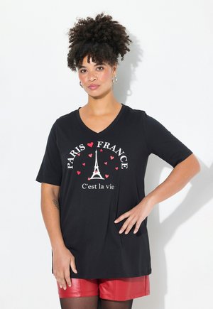 Sort V-hals T-shirt med hvid tekst "PARIS ♥ FRANCE" og et grafisk motiv af Eiffeltårnet, prydet med små røde hjerter.
