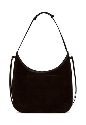 Sac à main en daim noir à épaule avec fond arrondi, bandoulière fine réglable et détail de couture minimal à l'avant.