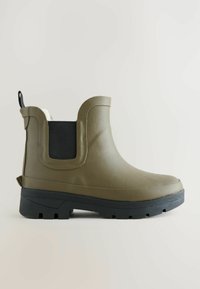 Olijfgroene waterdichte enkelboot met elastische zijpanelen, een gestructureerde afwerking en een stevige zwarte rubberen zool met diepe noppen voor grip.