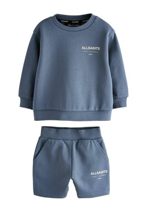 Blauer Kinder-Sweatshirt und passendes Shorts-Set, beide mit "ALLSAINTS"-Logo und japanischem Text auf der Vorderseite.
