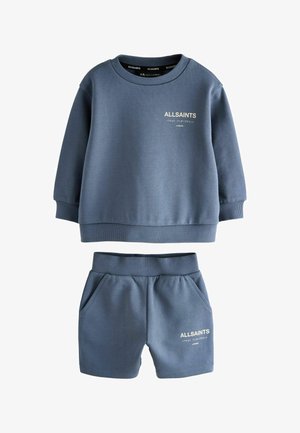 Niebieska bluza dziecięca i pasujący zestaw szortów, oba z logo "ALLSAINTS" i japońskim tekstem z przodu.