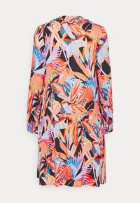 Vestido floral con vibrantes patrones tropicales multicolores sobre un fondo negro, mangas largas y una cintura fruncida.