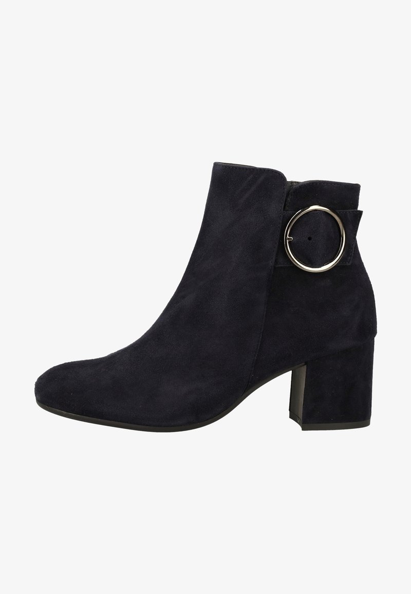 Bottine en daim noir avec talon bloc et grande boucle argentée décorative sur le côté.