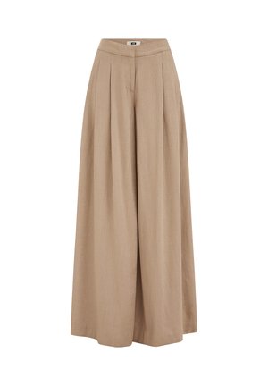 Bēša plaša kaila bikses ar priekšējām krokojumiem un piegulošu jostasvietu, attēlotas uz balta fona.