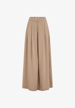 Bēša plaša kaila bikses ar priekšējām krokojumiem un piegulošu jostasvietu, attēlotas uz balta fona.