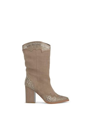 Bottes à talons hauts en suède beige avec des détails découpés au laser complexes au col et à l'embout, avec un design sculpté et un accent métallique.