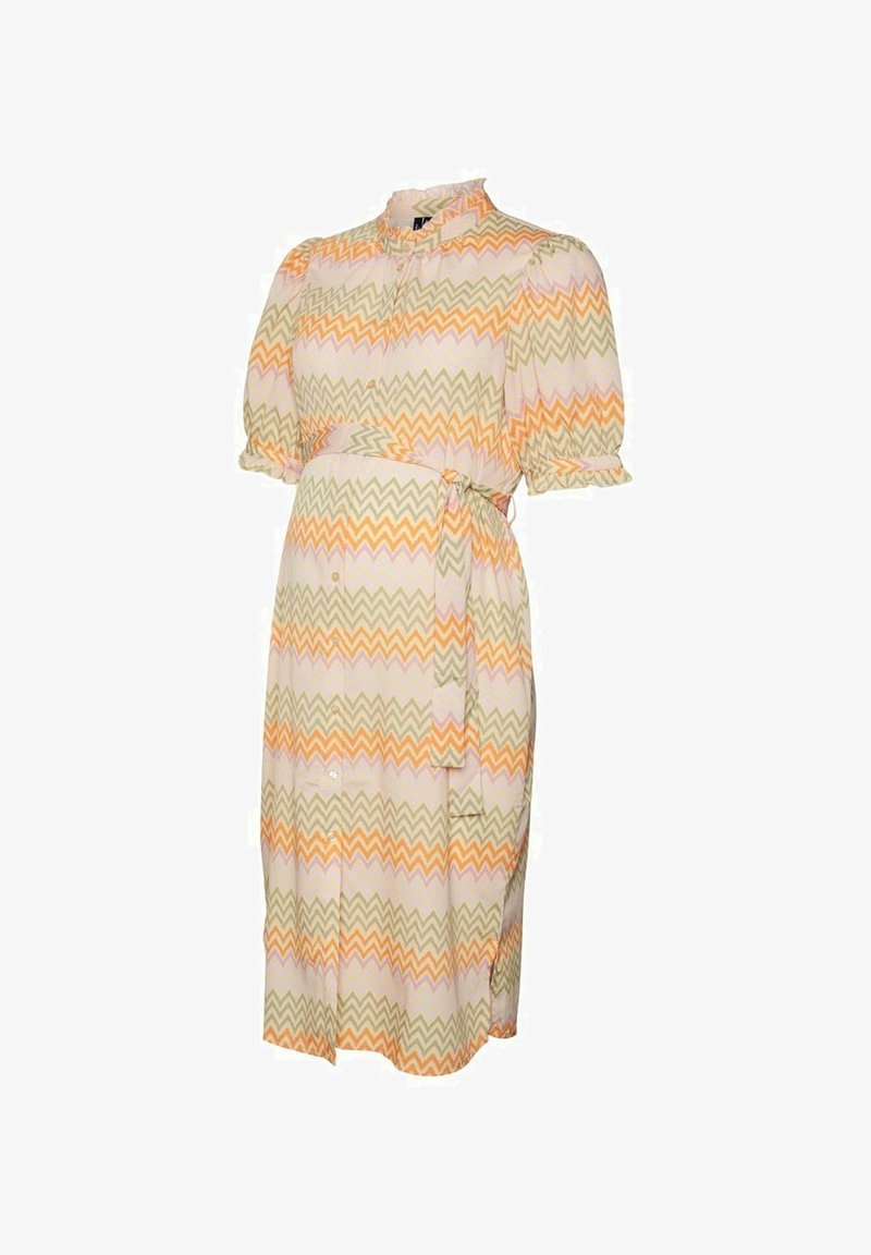 Robe de maternité avec motif zigzag orange, beige et rose, manches courtes bouffantes, boutonnée devant et ceinture à nouer à la taille.