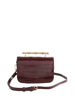 Tmavohnedá kožená crossbody taška s nastaviteľným remienkom a zlatým bambusovým horným madlom, obdĺžnikový tvar so zapínaním na klopu.