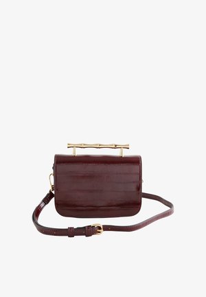 Tmavohnedá kožená crossbody taška s nastaviteľným remienkom a zlatým bambusovým horným madlom, obdĺžnikový tvar so zapínaním na klopu.