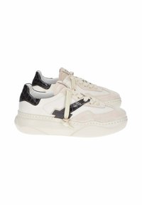 Sneakers con una toma in pelle bianca e suede beige, dettagli in vernice nera, lacci rotondi e una spessa suola bianca.