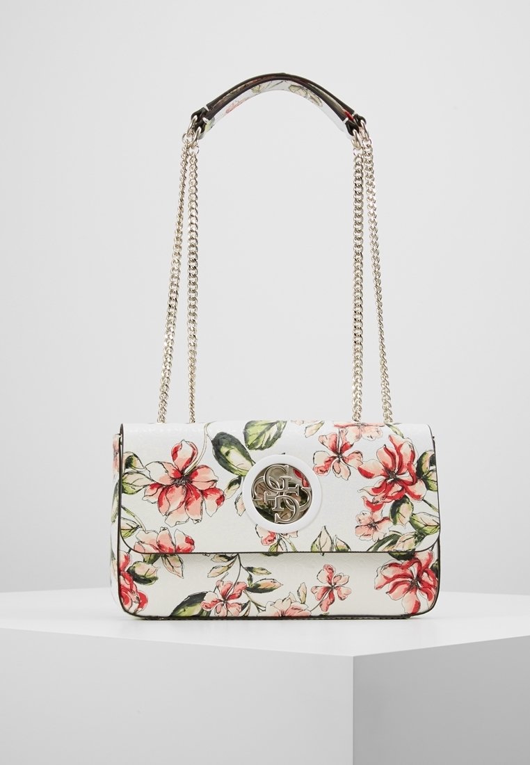 Sac à main rectangulaire blanc avec motifs floraux rouges et roses, bandoulière chaîne dorée et fermoir logo circulaire doré sur le rabat avant.