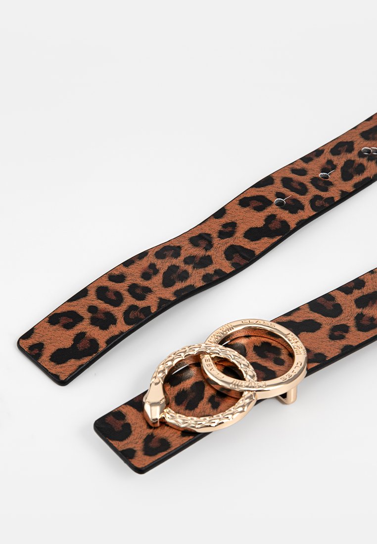Cintura in ecopelle con stampa leopardata, dotata di due anelli circolari in oro come accessorio. Il materiale ha una superficie liscia con un motivo di macchie nere su fondo marrone.