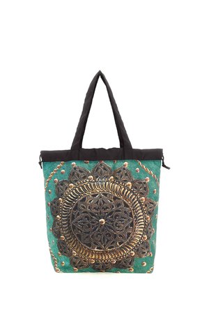 Borsa a tracolla verde con manici neri, con un grande motivo floreale circolare nero e borchie dorate sul davanti.