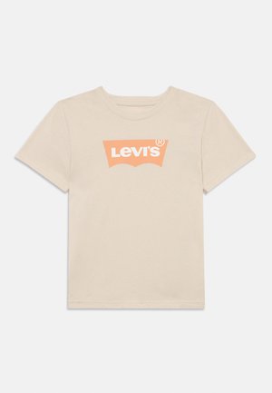 T-shirt de algodão bege com um logotipo da Levi's laranja em design curvado na frente. Gola clássica redonda e mangas curtas.